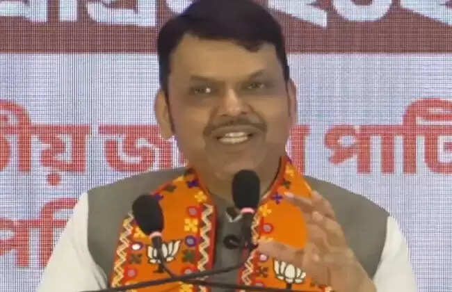 फडणवीस का दावा&nbsp;: 1400 कंपनियां बंगाल छोड़कर महाराष्ट्र में व्यापार कर रही हैं