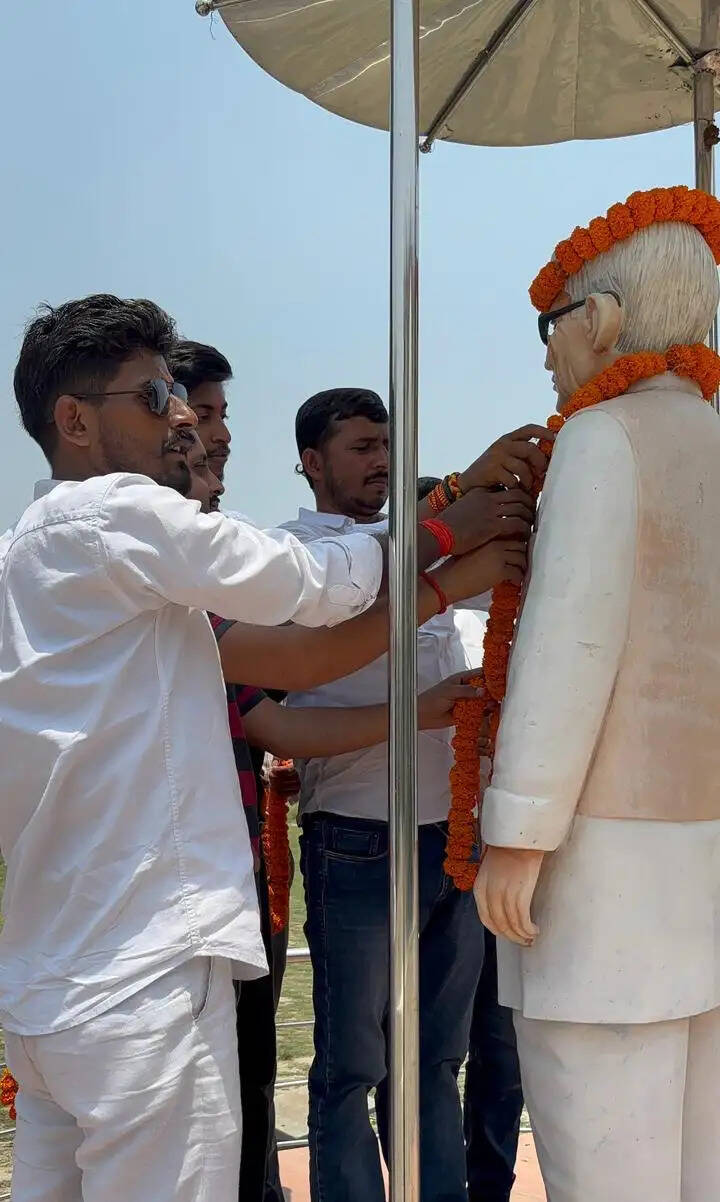 जेल से रिहा होने के बाद विश्वविद्यालय पहुंचे छात्र नेता लोकनायक जयप्रकाश नारायण को किया नमन