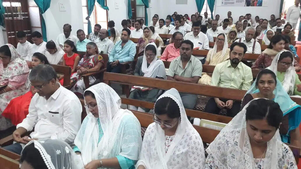 चर्च में मना गुड फ्राईडे, प्रभु यीशु की आराधना में जुटे समाजजन