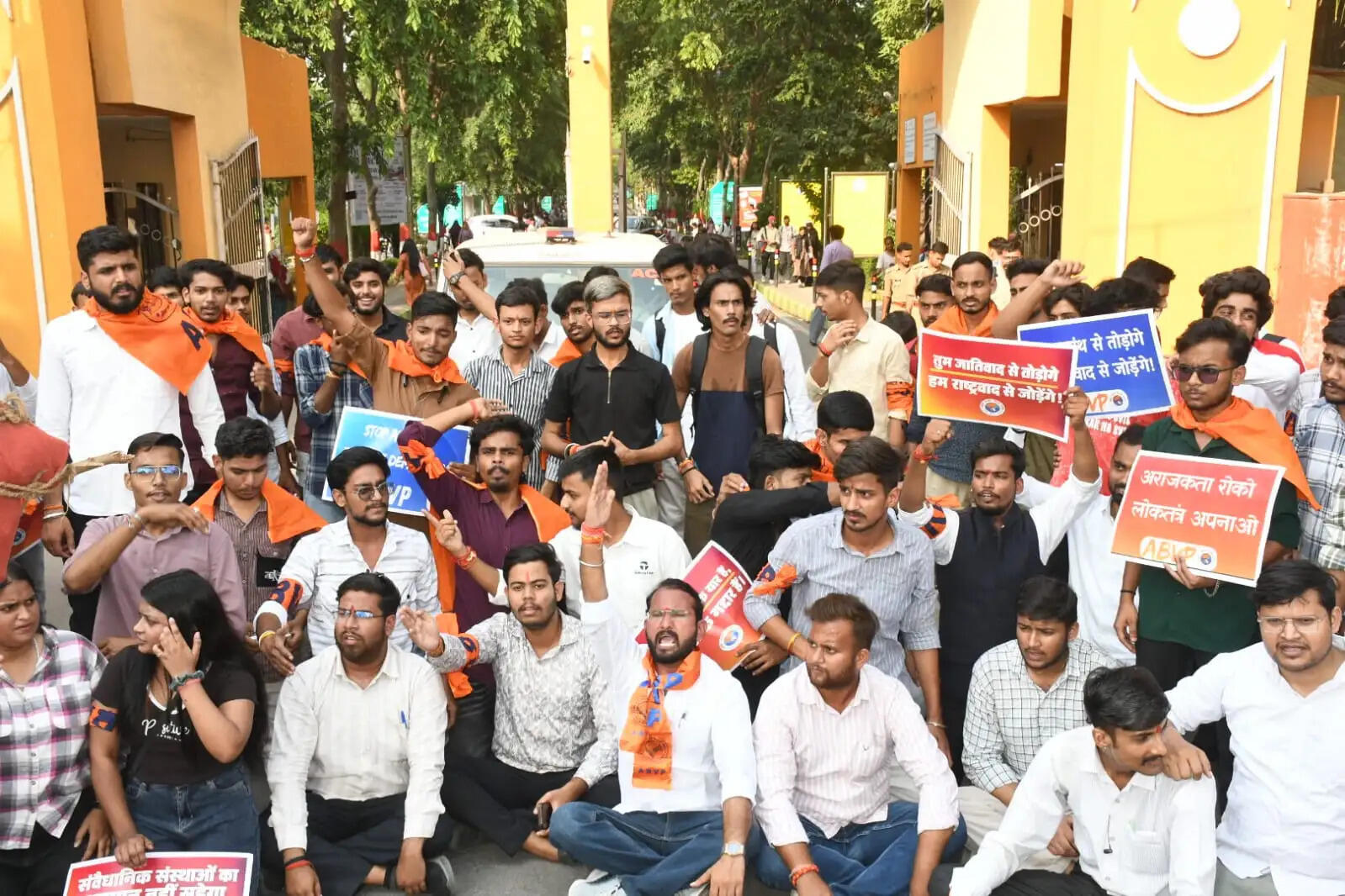 संवैधानिक संस्थाओं पर सवाल उठाकर अराजकता फैलाने का प्रयास गलत : दिनेश यादव