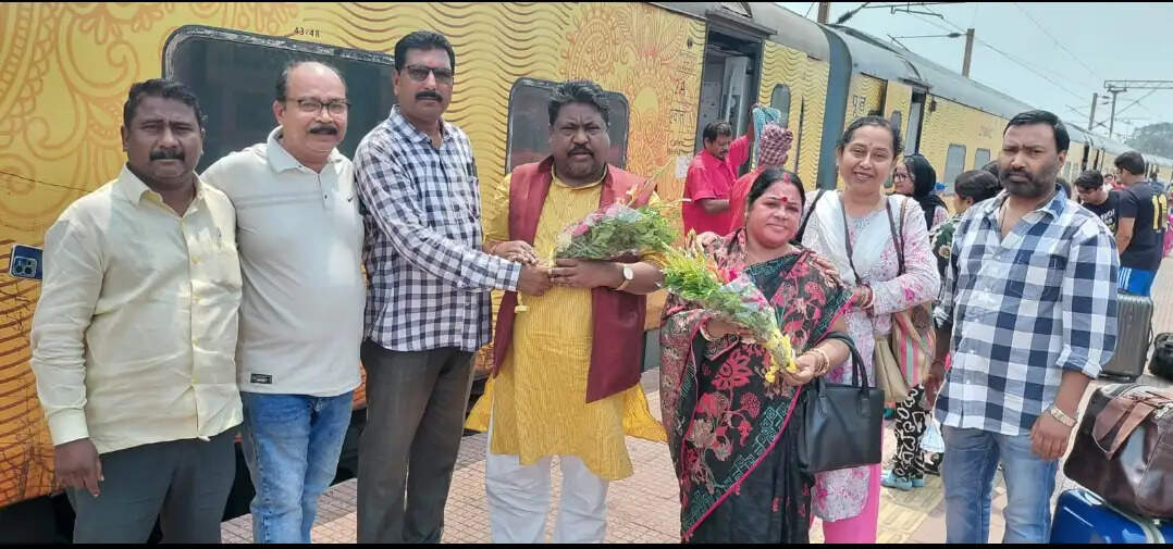 दिल्ली दौरे से लौटे पूर्व मंत्री दुलाल भुईयां का टाटानगर स्टेशन पर स्वागत