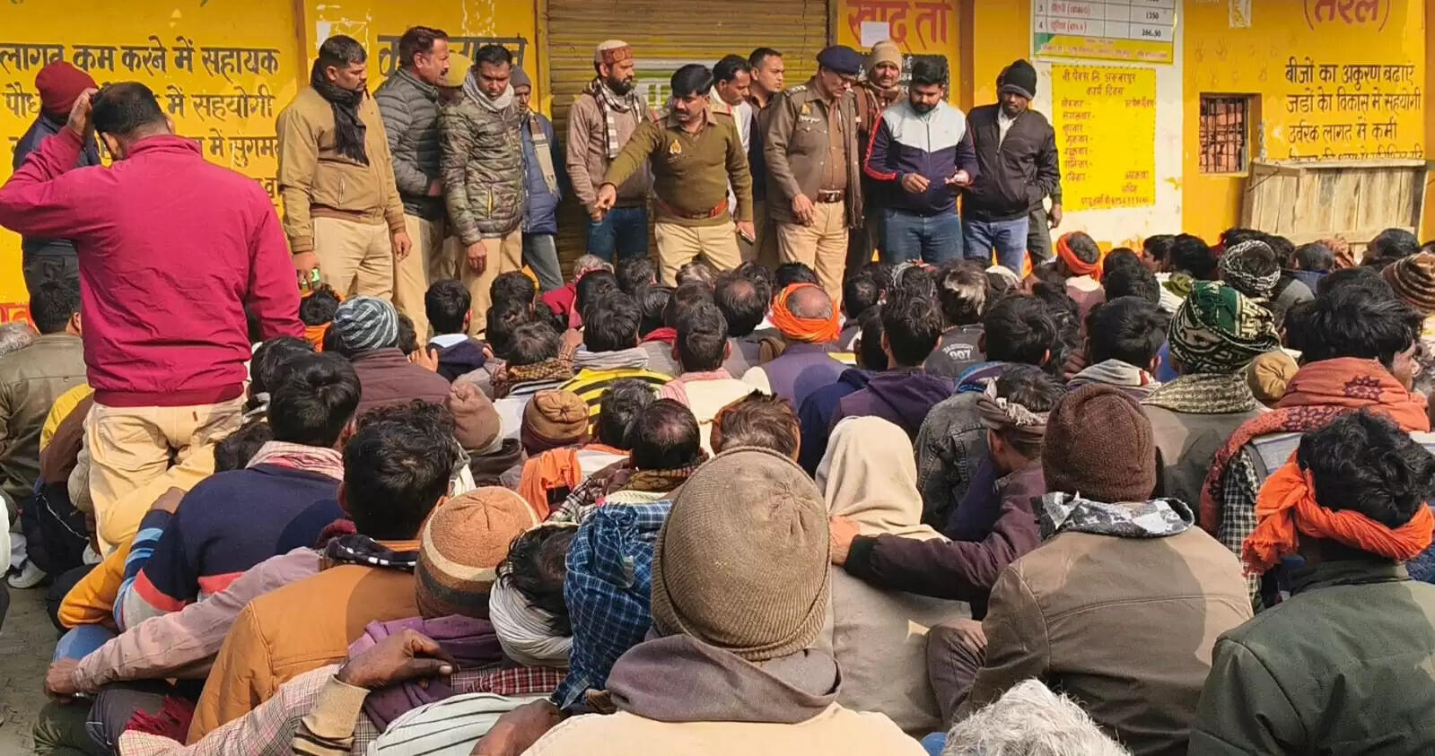 यूरिया न मिलने से भड़के किसानों ने किया सड़क जाम