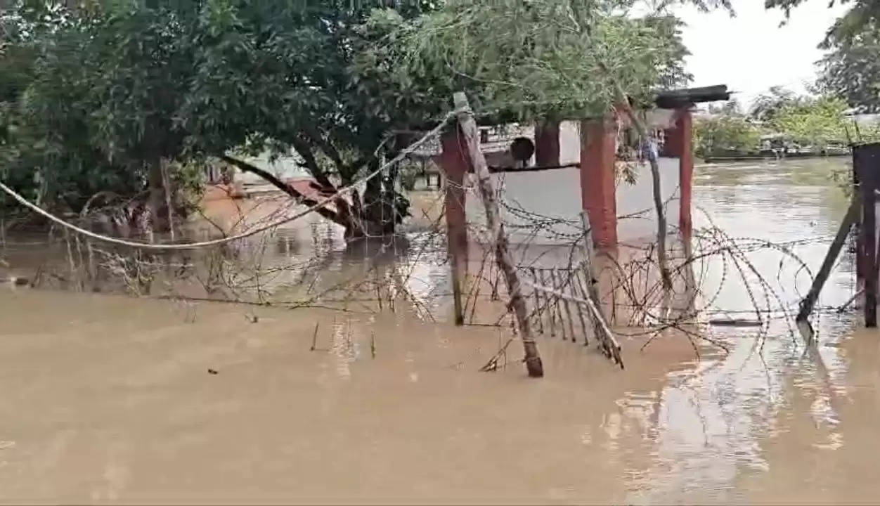 वाल्मीकि नगर के झंडावाटोला एसएसबी कैंप समेत आधा दर्जन गांव में घुसा गंडक नदी के बाढ़ का पानी