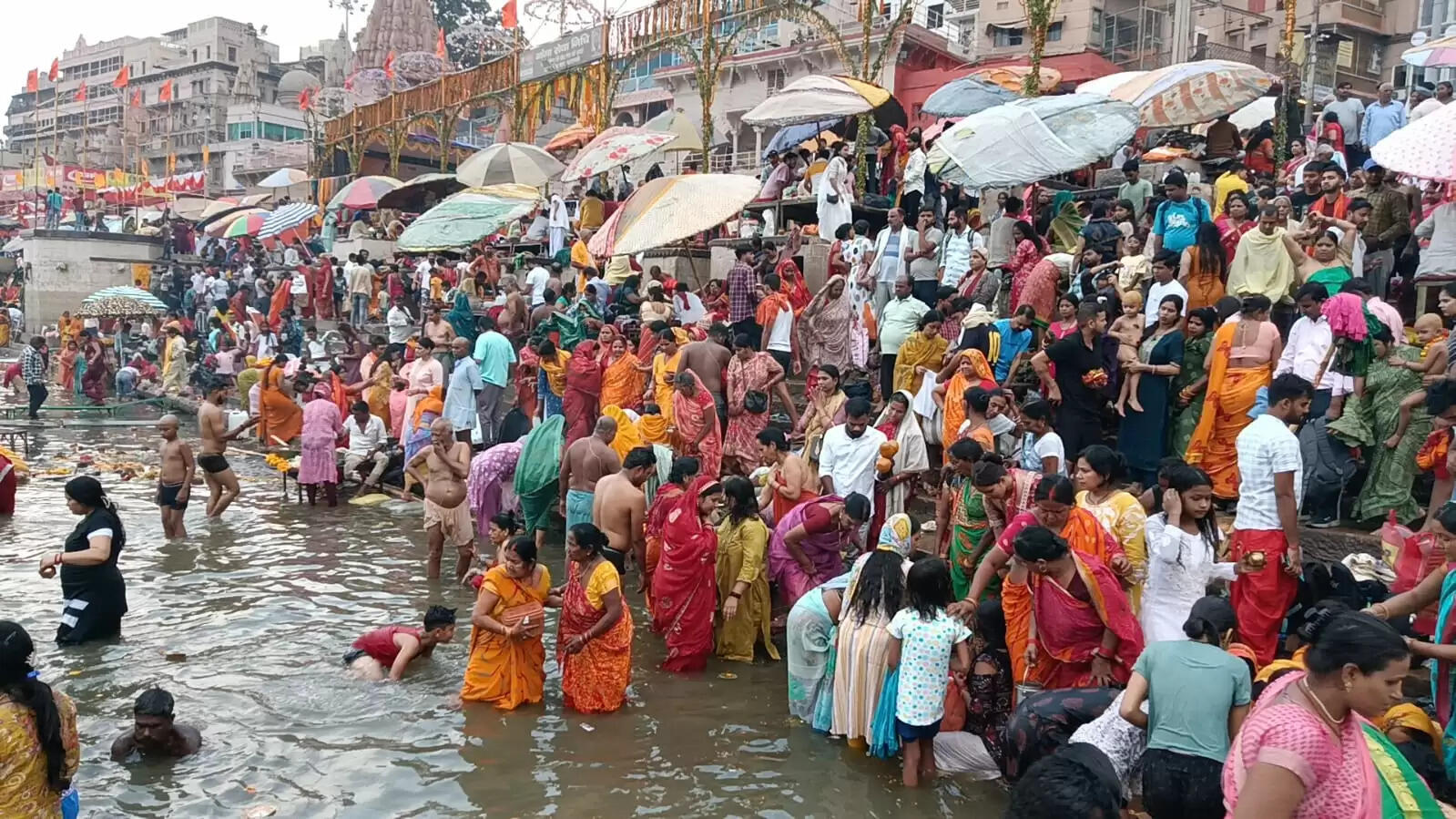 निर्जला एकादशी पर हजारों श्रद्धालुओं ने पवित्र गंगा में लगाई आस्था की डुबकी,किया दानपुण्य