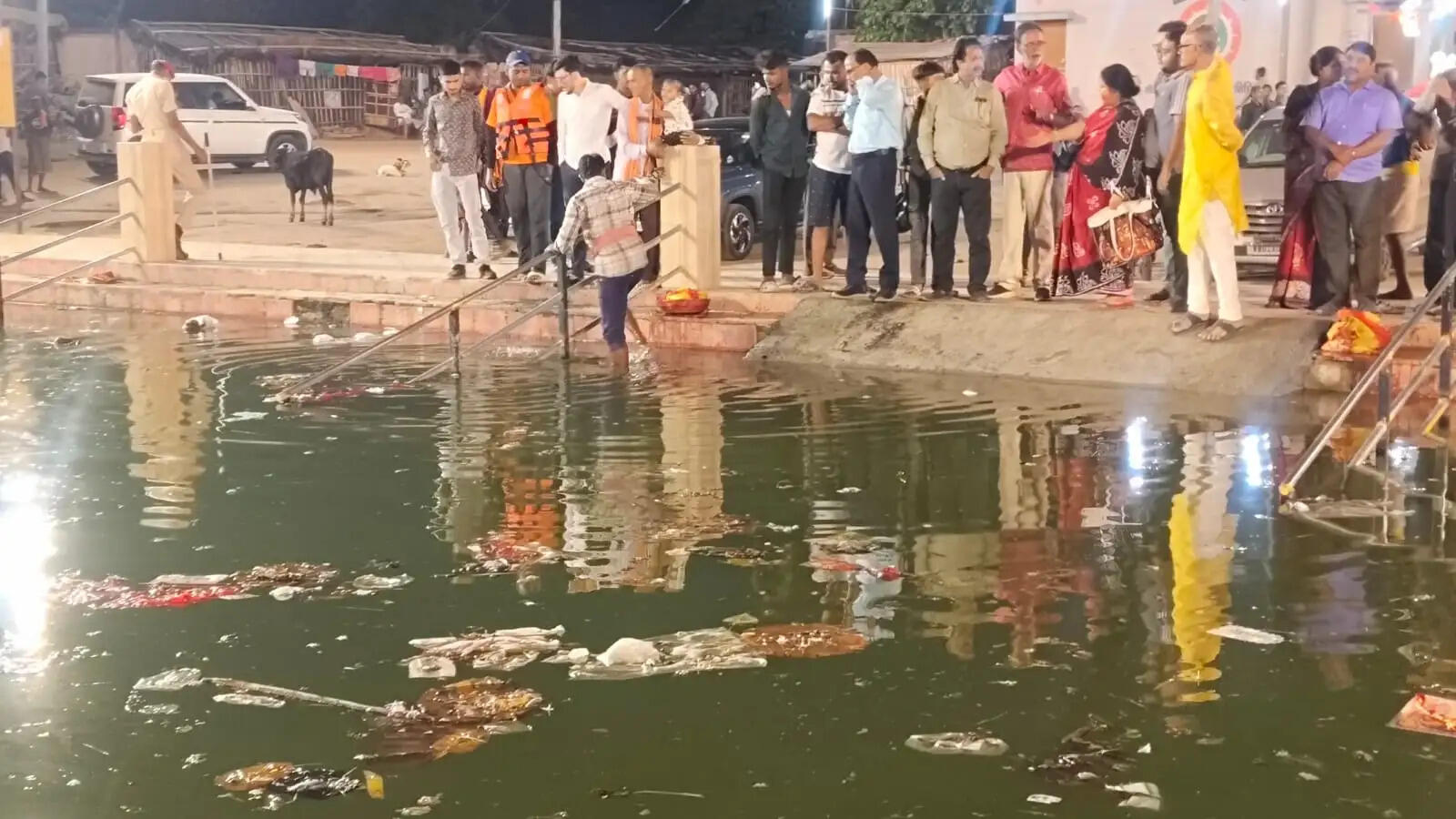 तालाब में गंदगी से नाराज बंगाली समुदाय का प्रतिमा विसर्जन से इनकार
