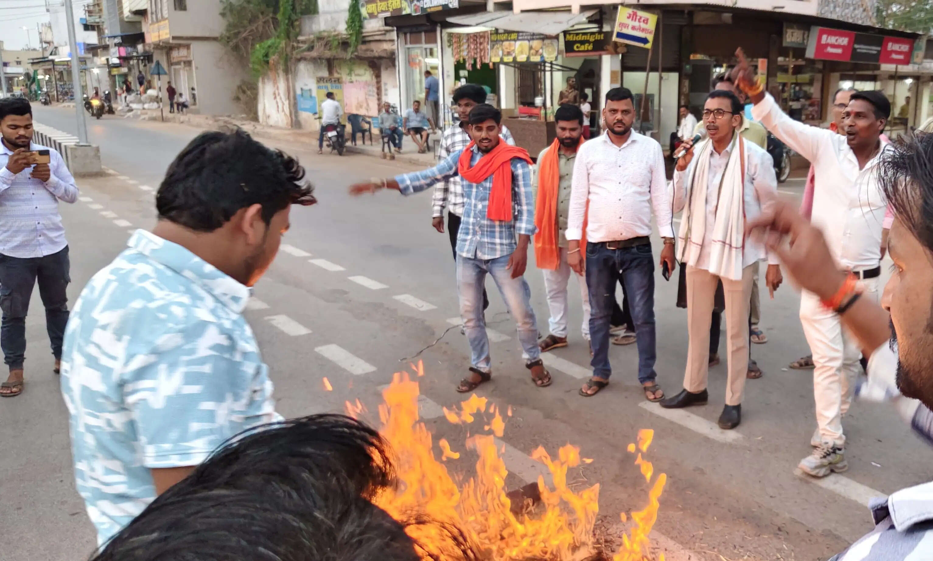 व्यापारियों ने आतंकवाद का पुतला जलाकर जताया आक्रोश