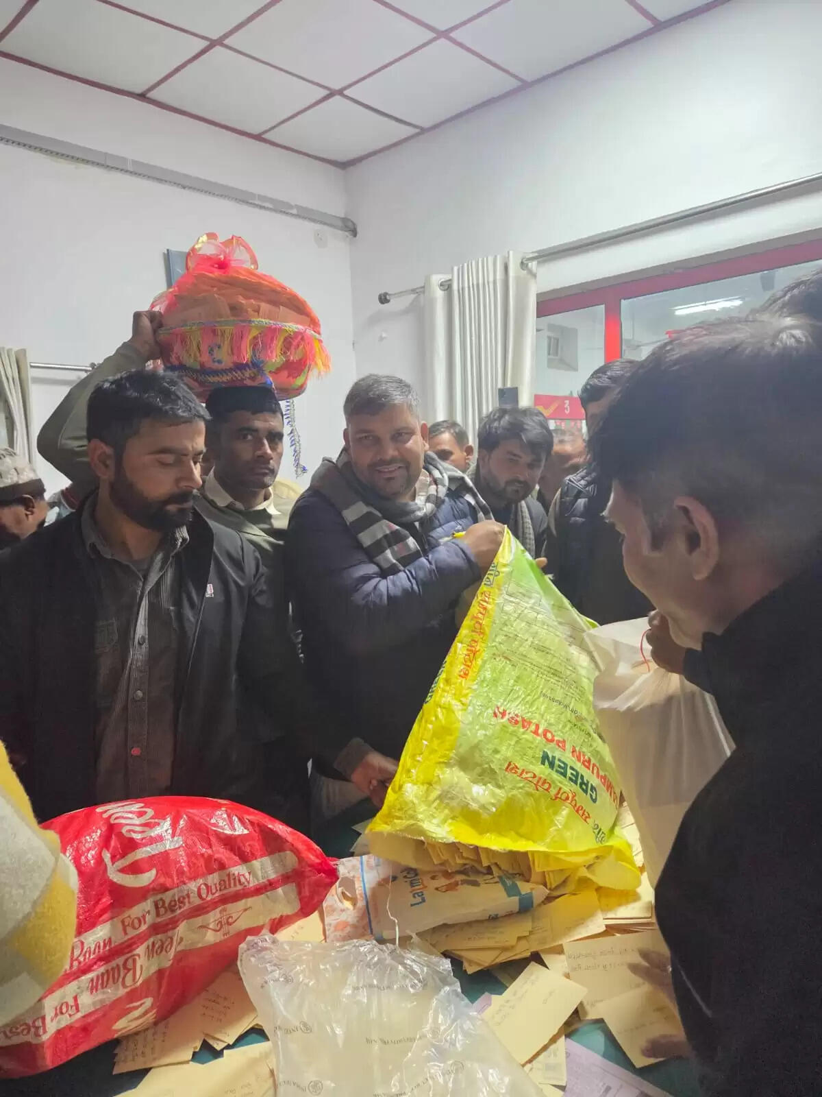 बिजनाैर जिले के लाेगाें ने अपनी मांगाें काे लेकर मुख्यमंत्री को भेजा पांच लाख पोस्ट कार्ड