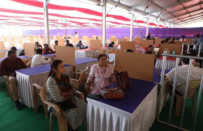 मप्र विस चुनावः इंदौर जिले में मतदान दलों को सामग्री वितरित की विशेष व्यवस्था