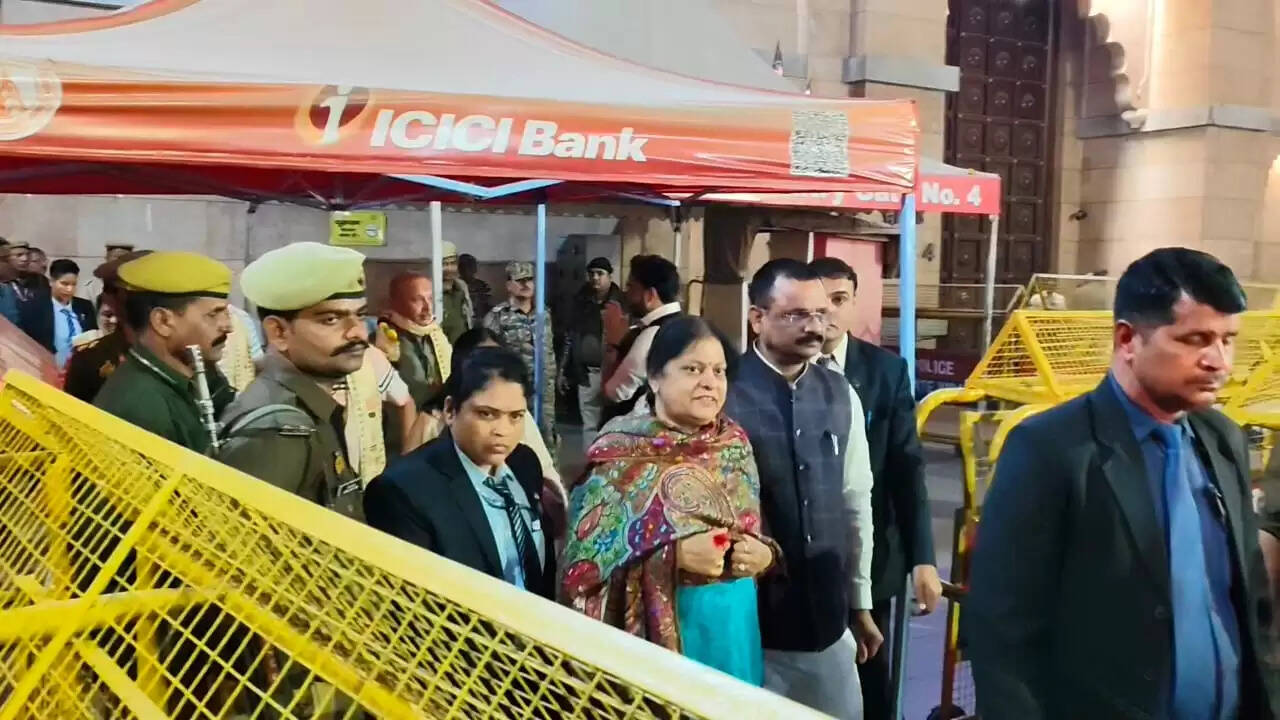 गृहमंत्री अमित शाह की पत्नी सोनल शाह ने बाबा विश्वनाथ के दरबार में लगाई हाजिरी