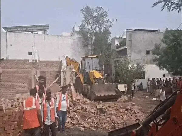 इंदौर में निगम का डबल एक्शन, बगीचे की जमीन से हटाया अतिक्रमण, जर्जर मकान का हिस्सा भी ढहाया