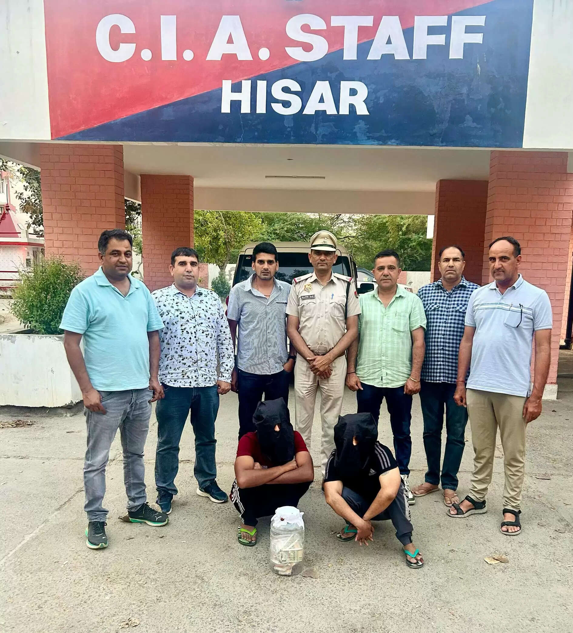 हिसार में चिल्ड्रन बैंक के दस लाख के नोटों सहित दो गिरफ्तार