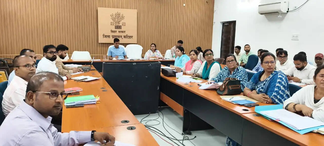 महिला एवं बाल विकास योजनाओं में लापरवाही बर्दाश्त नहीं, 7 दिन में जमीन का एनओसी दें सीओ : डीएम