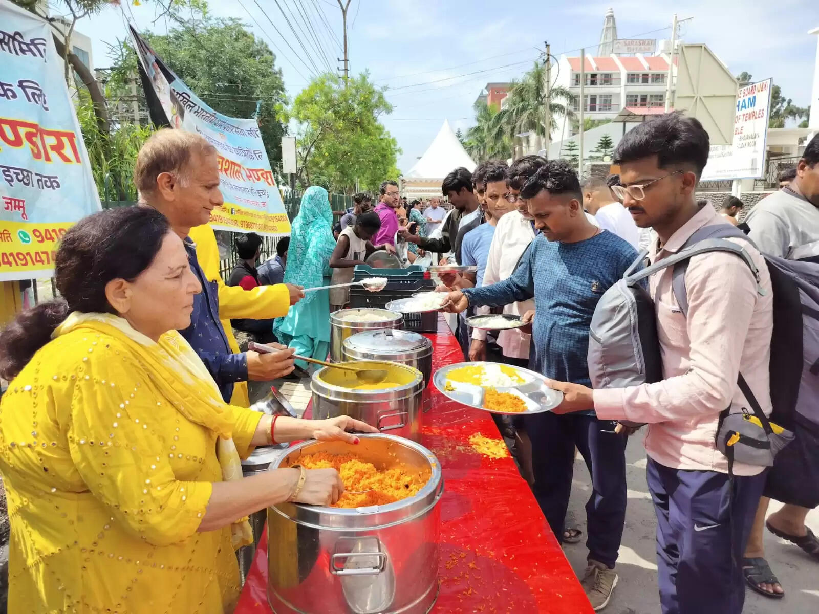 जम्मू रेलवे स्टेशन पर अखिल भारतीय धर्म प्रचार सेवा समिति का भंडारा 10वें दिन भी जारी