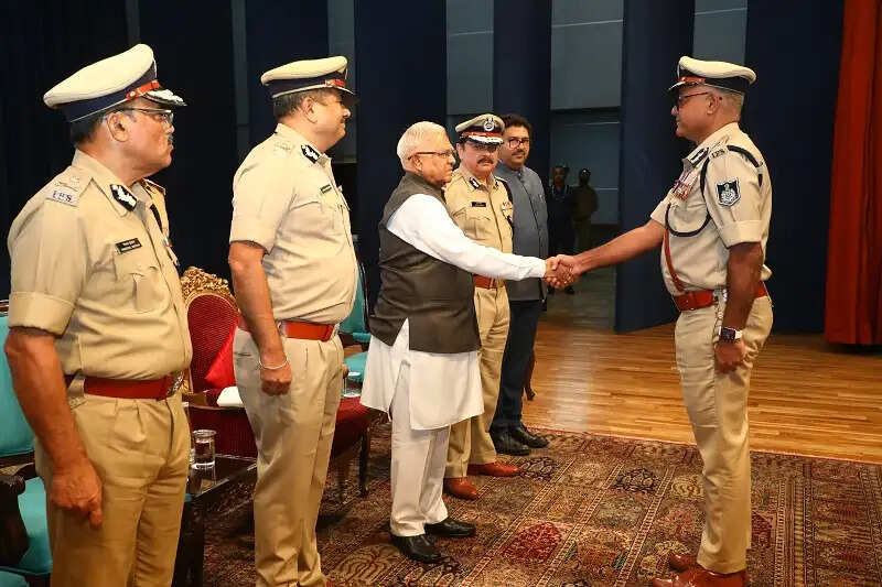 समाज के सामूहिक प्रयासों से ही नशामुक्त और स्वस्थ युवा शक्ति का निर्माण संभव : राज्यपाल पटेल