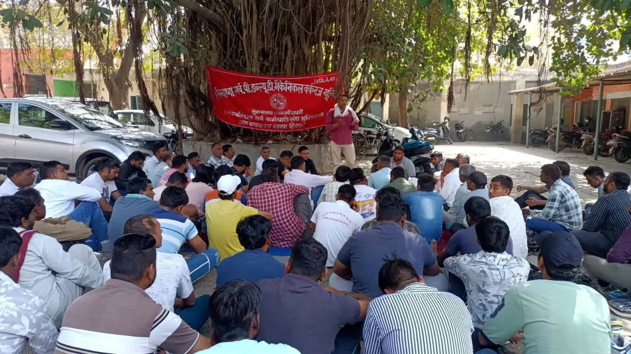 हिसार : कार्यकारी अभियंता फील्ड कर्मचारियों की समस्याओं के समाधान बारे गंभीर नहीं : यूनियन