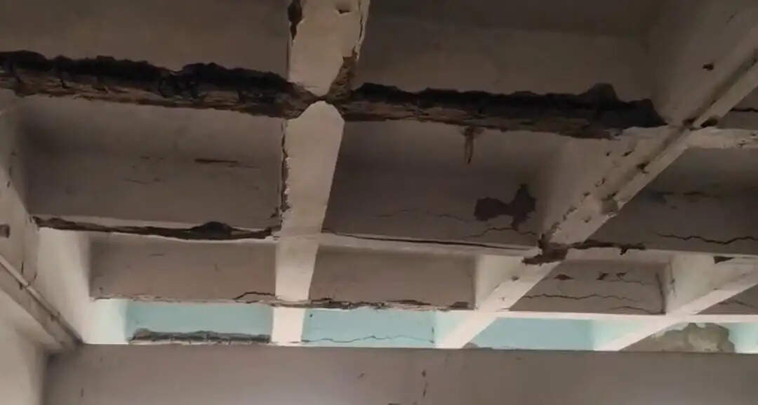 जर्जर भवन को लेकर कुलपति एवं कुलसचिव के खिलाफ जताया विरोध