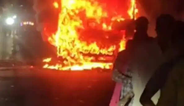 यात्रियों से भरी बस में लगी आग,कूदकर सभी ने बचाई जान