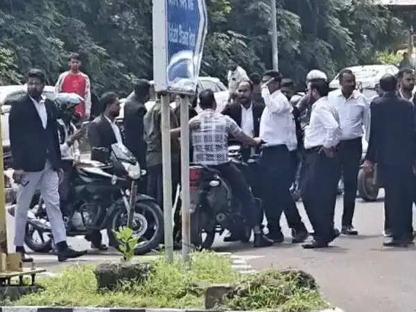 भोपाल:&nbsp;वकील से मारपीट के आरोप में जहांगीराबाद टीआई समेत 3 सस्पेंड, रात 3 बजे तक थाने का घेराव,&nbsp;एफआईआर&nbsp;की मांग पर अड़े अधिवक्ता