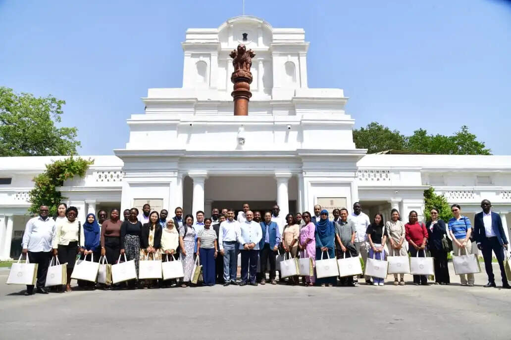 दिल्ली विधानसभा का 18 देशों के 43 प्रतिनिधियों ने किया दौरा