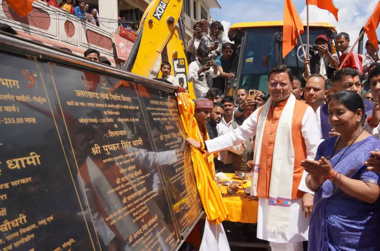 चम्पावत दौरे पर सीएम धामी, विकास योजनाओं को दी रफ्तार