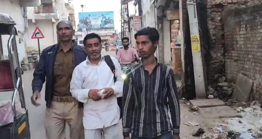बीजेपी नेता शाह शब्बीर को मेडिकल के लिए पैदल ले गई पुलिस, वीडियो वायरल
