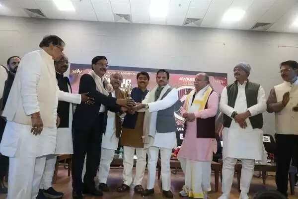 उप मुख्यमंत्री&nbsp;शुक्ल&nbsp;विंध्य गौरव अवार्ड कार्यक्रम में हुए शामिल, विंध्य क्षेत्र की विभूतियों को किया सम्मानित