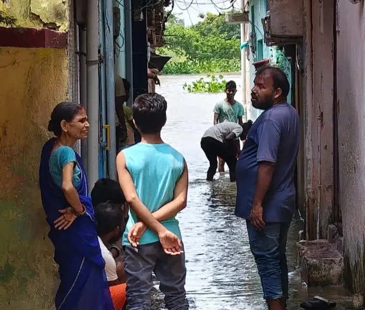 कसबा गोलाघाट और सखीचंद घाट के घरों में घुसा गंगा का पानी, मंडराया महामारी का खतरा