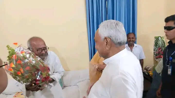 नीतीश कुमार ने वशिष्ठ नारायण सिंह से भेंट कर जन्मदिन पर दी शुभकामनाएँ