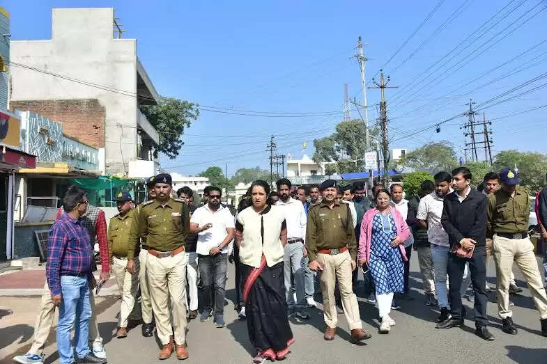 मंदसौरः अतिक्रमण हटाओं मुहिम के बाद कलेक्टर ने मॉडल रोड़ का किया निरीक्षण, प्रगति का लिया जायजा