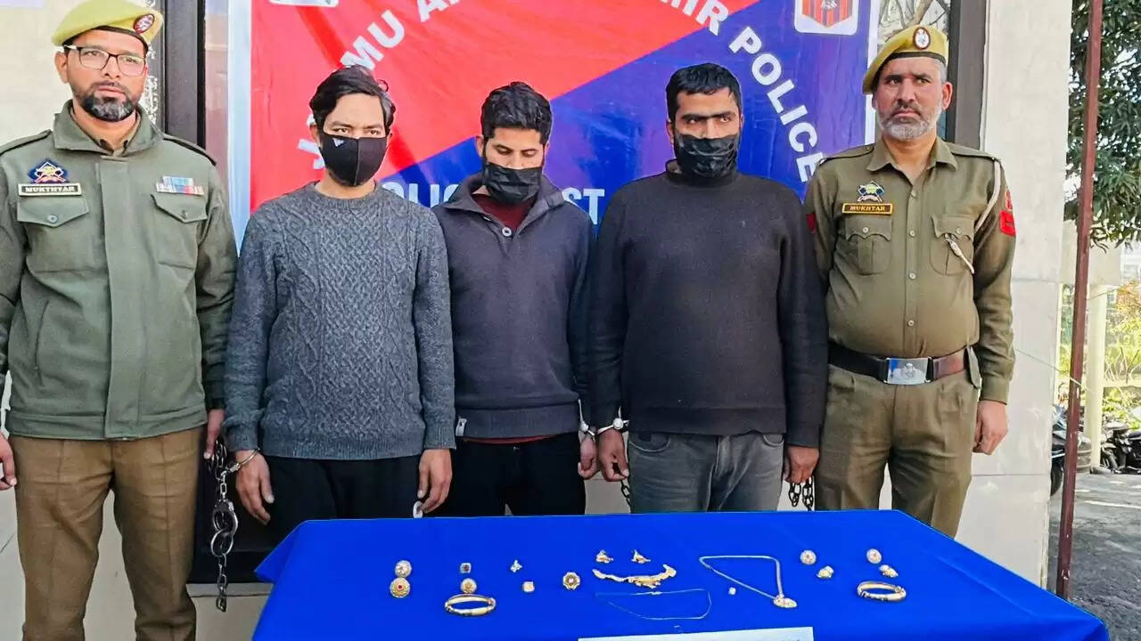 जम्मू पुलिस ने दो चोरी के मामले सुलझाए