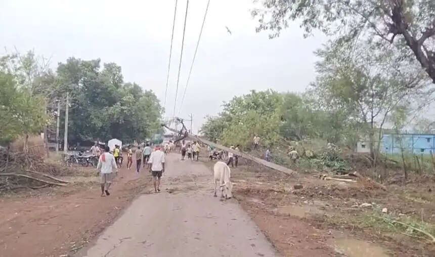 (अपडेट)छत्तीसगढ़ में आंधी-तूफान और मूसलाधार बारिश से जनजीवन प्रभावित, बिजली गिरने से उप सरपंच समेत 3 की मौत