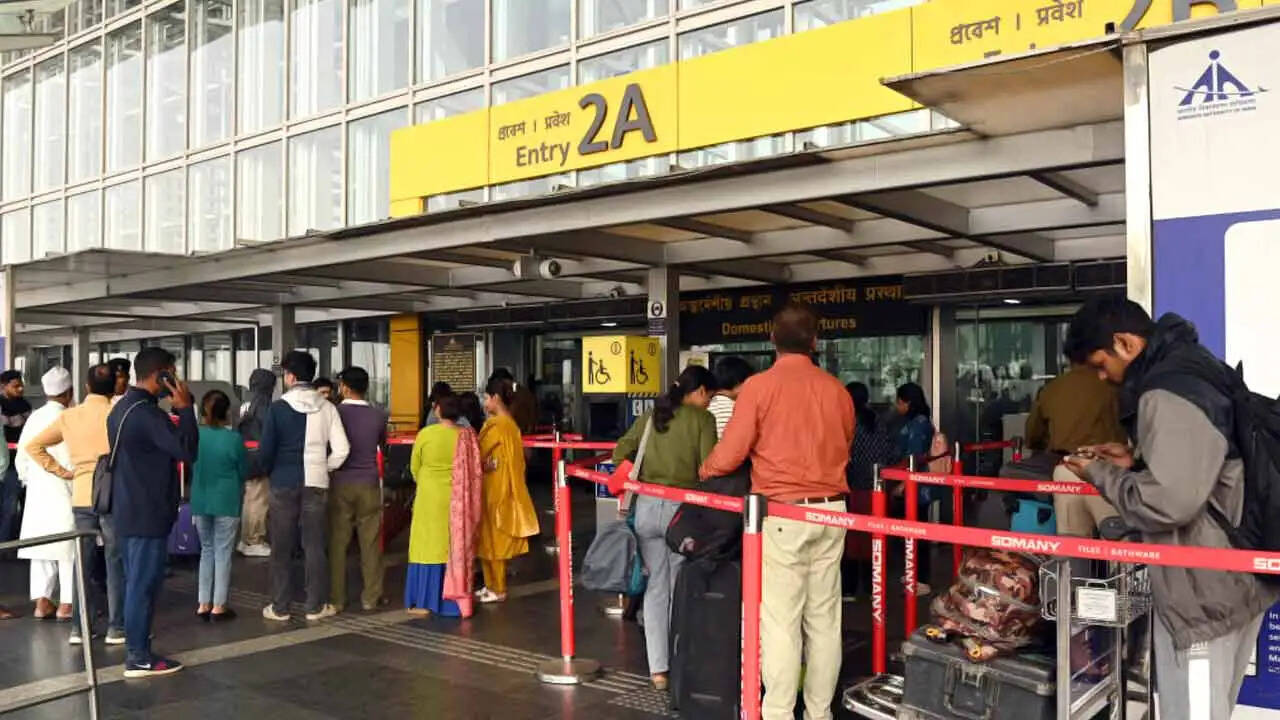 दमदम हवाई अड्डे से पश्चिम एशिया के लिए 20 उड़ानें रद्द, यात्रियों की बढ़ी परेशानी