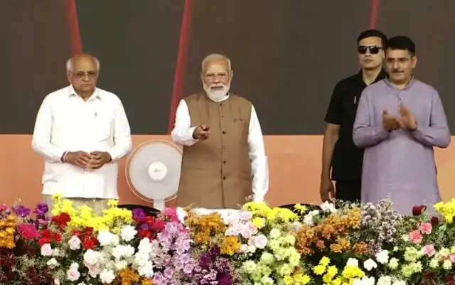 प्रधानमंत्री ने गुजरात को दी बीस हजार करोड़ से अधिक की विकास परियोजनाओं की सौगात