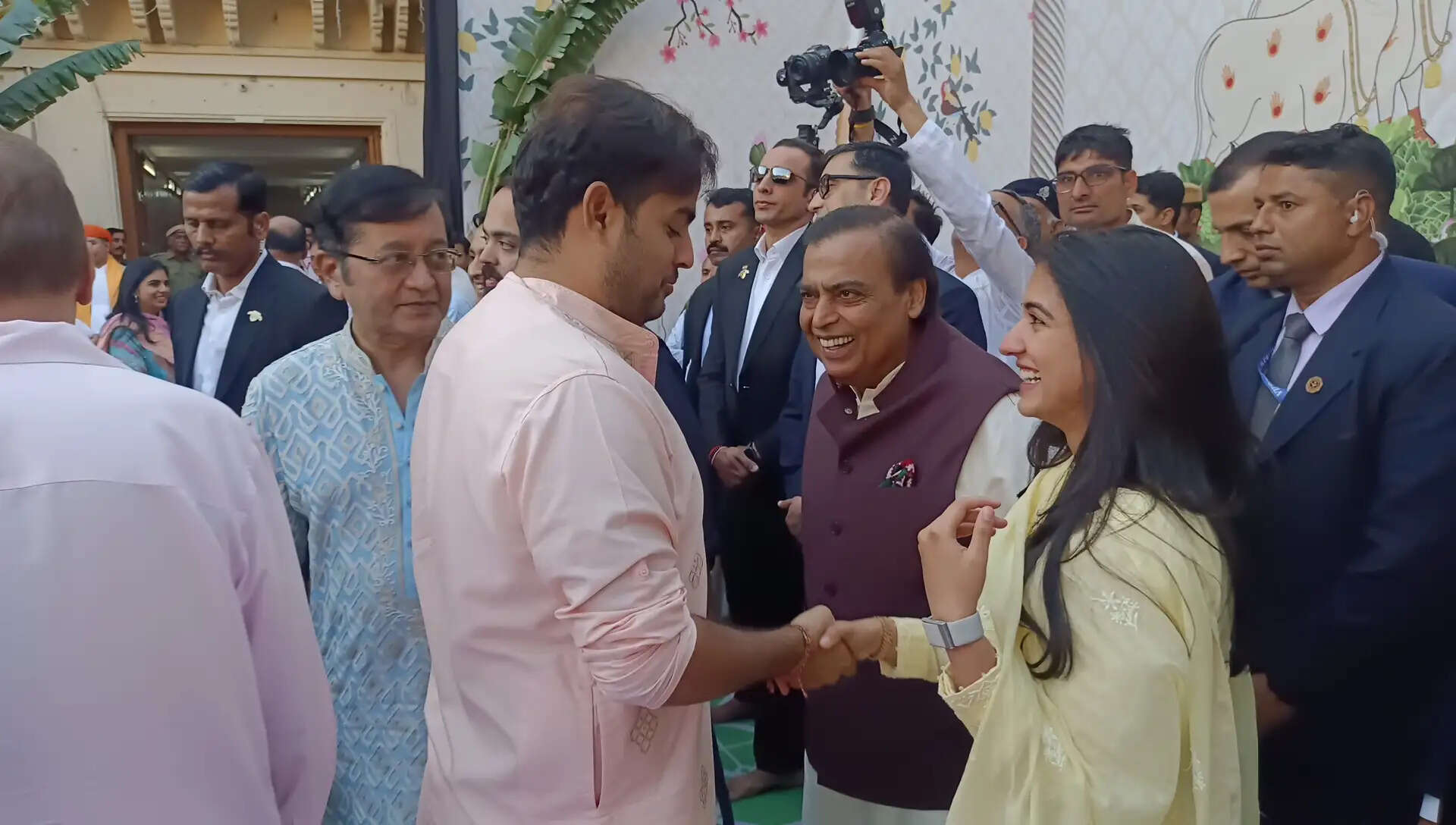 कोकिलाबेन अंबानी ने श्रीनाथजी मंदिर में मनाया जन्मदिन