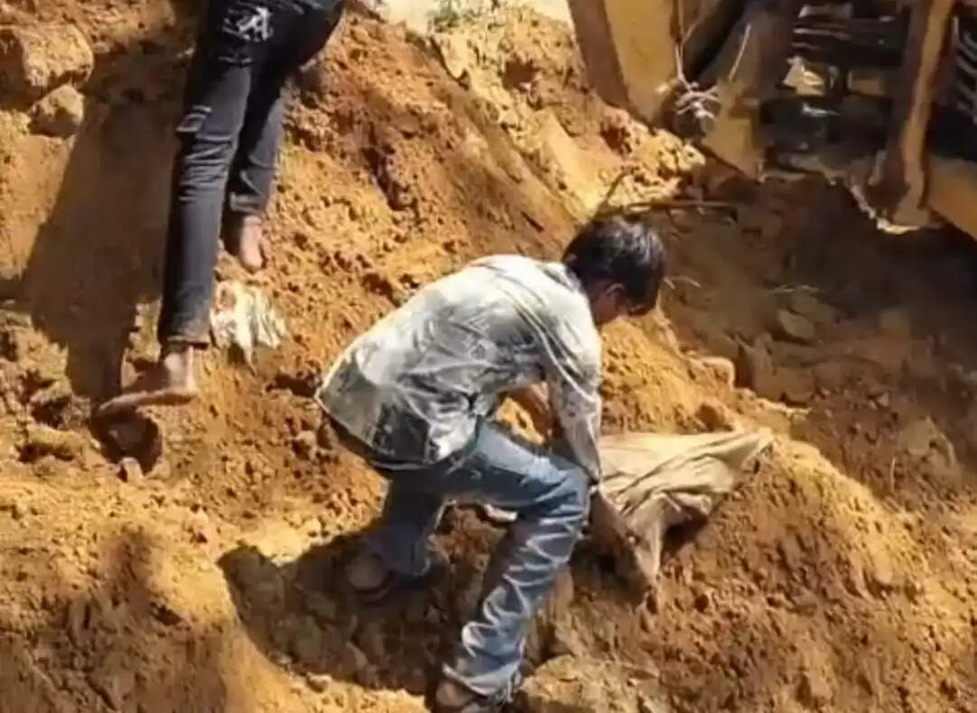 कब्रिस्तान की भूमि पर टंकी निर्माण के लिए चली जेसीबी, शवाें के निकलने पर उपजा ग्रामीणाें में आक्राेश, काम ठप