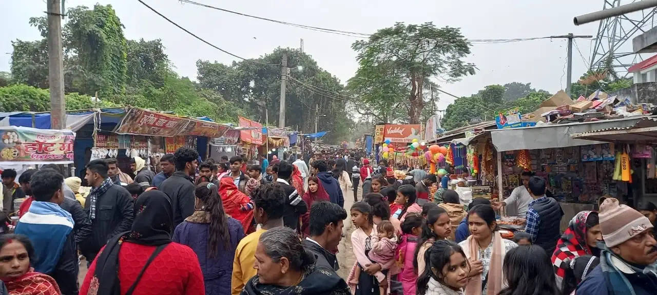 मंदिरों में पूजा अर्चना कर नववर्ष का शुभारंभ,मत्स्यगंधा मेला,नौका विहार व जेपी पार्क में उमड़ी भीड़