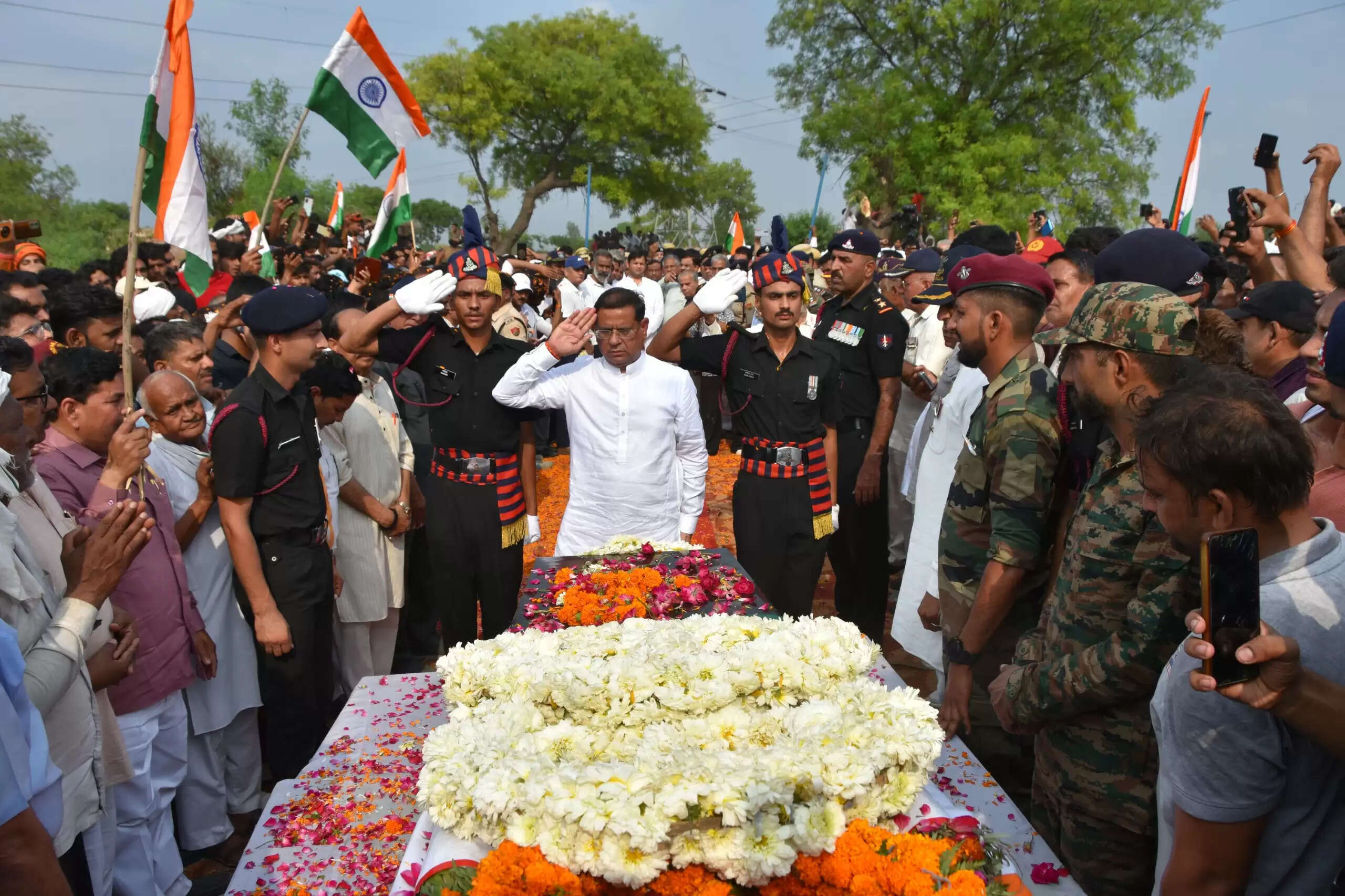 पुंछ में शहीद हुए पलवल के दिनेश का राजकीय सम्मान के साथ संंस्कार