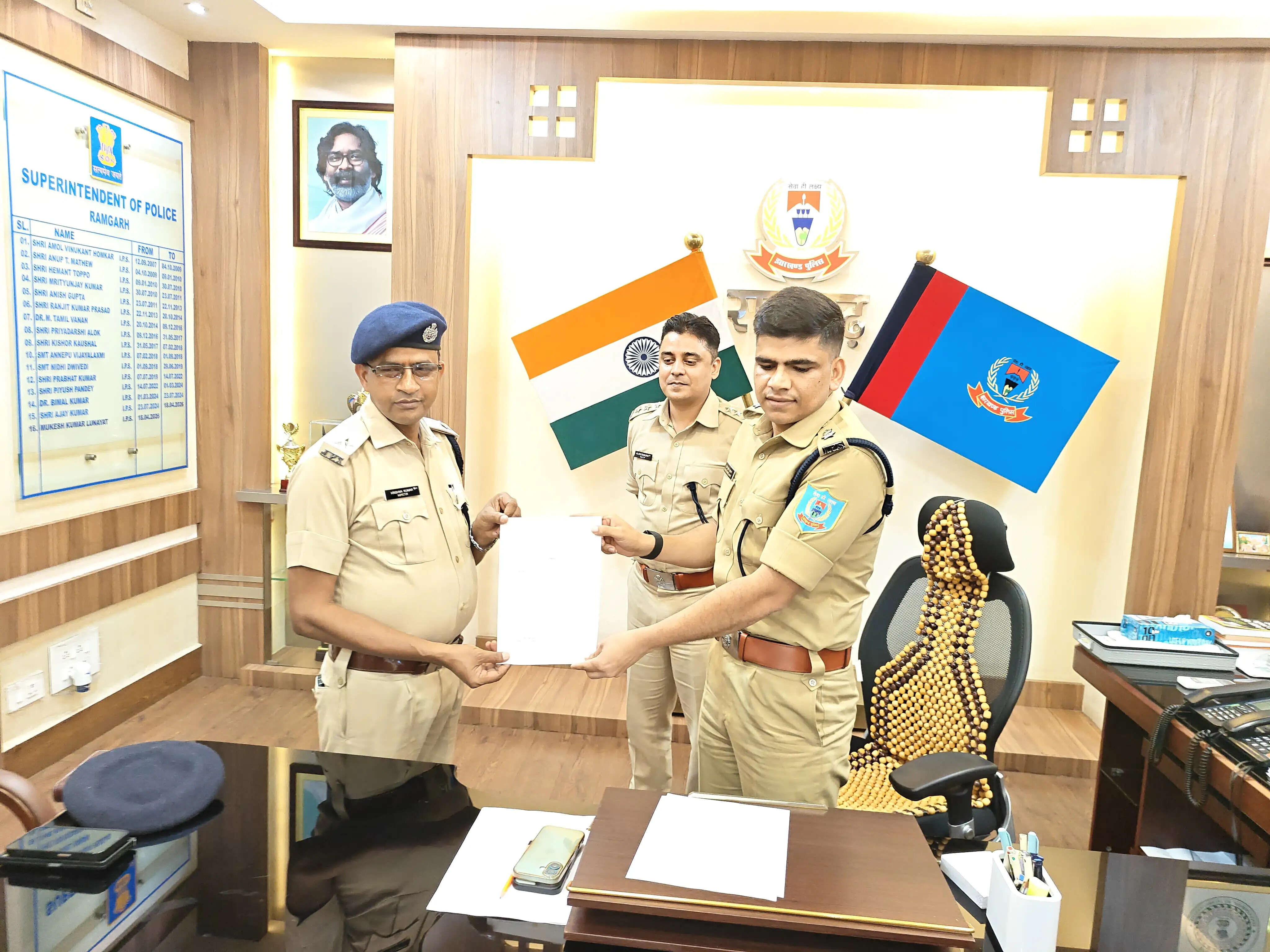 एसआईटी टीम के पदाधिकारियों को एसपी ने सम्मानित किया