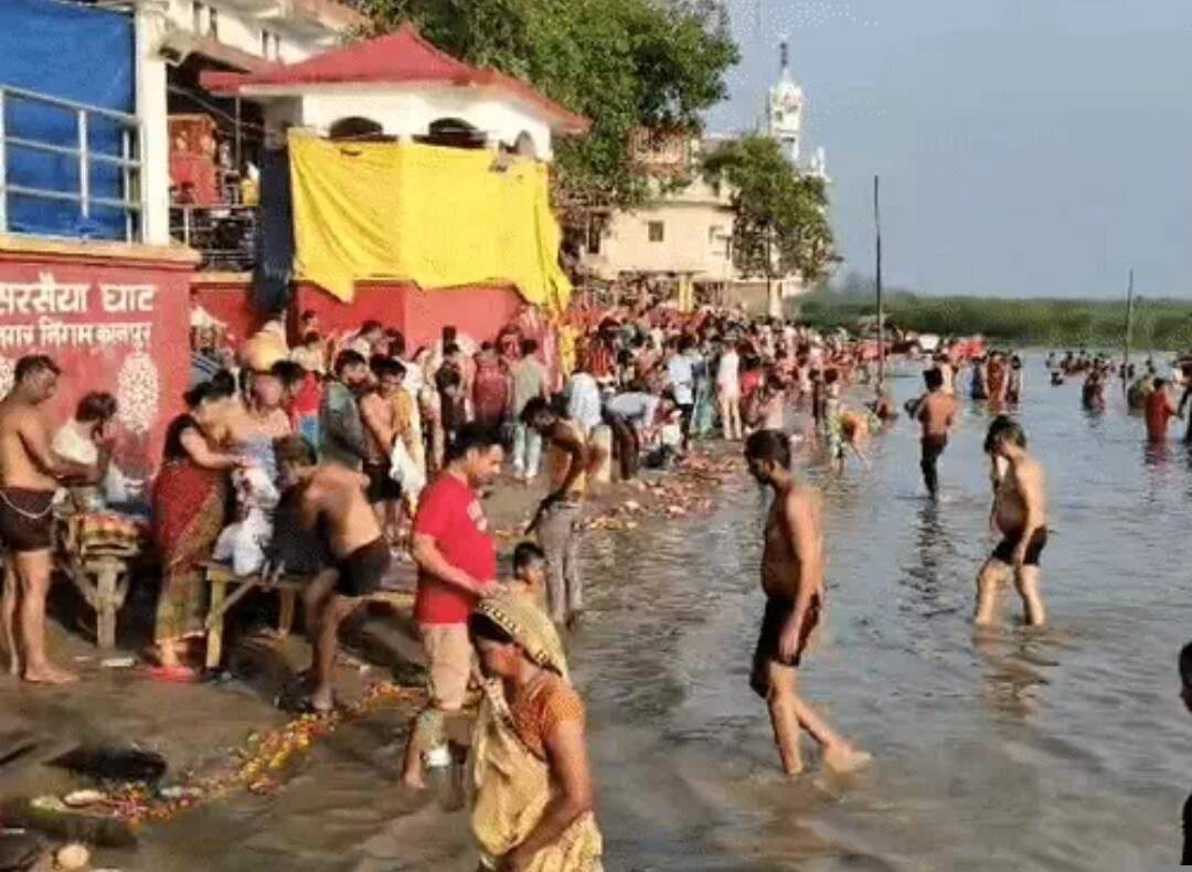 गुरु पूर्णिमा पर गंगा घाटों पर उमड़ी आस्था, सुरक्षा के रहे व्यापक इंतजाम