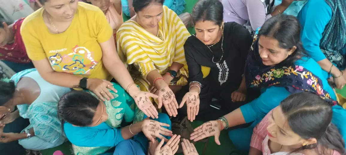 जींद: एनएचएम कर्मचारियों ने मेहंदी लगा मुख्यमंत्री से लगाई गुहार, मांगी 400 कोथली