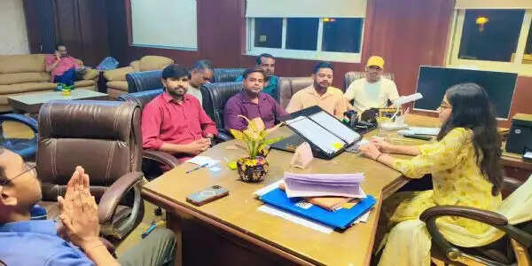 पेयजल विक्रेता संघ की नगर आयुक्त के साथ बैठक, लाइसेंस नवीनीकरण पर बनी सहमति