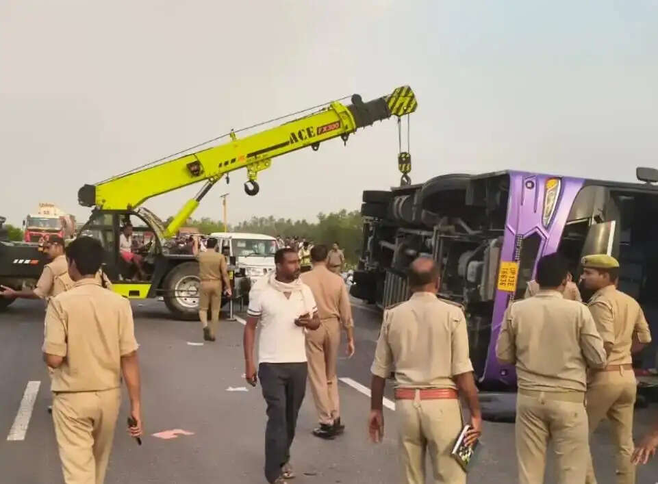 (लीड) उन्नाव जिले में लखनऊ-आगरा एक्सप्रेसवे पर डबल डेकर बस पलटी, एक दराेगा सहित छह की मौत व 21 घायल