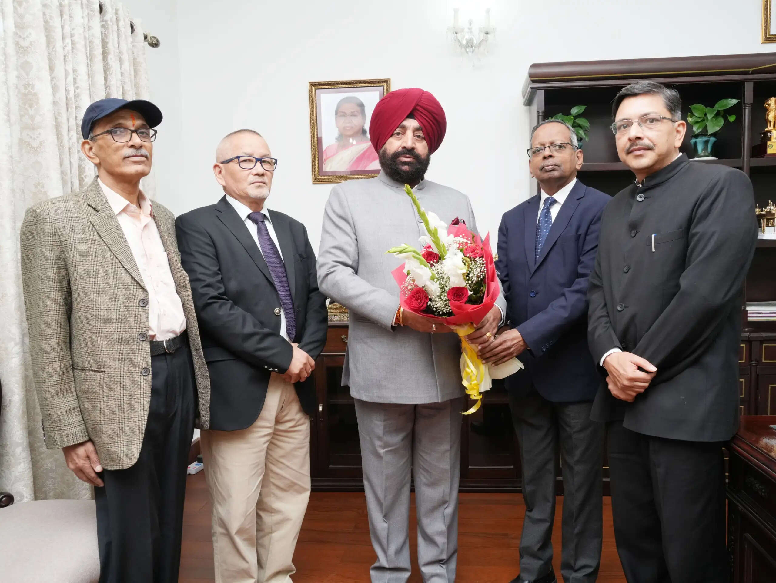 उत्तराखण्ड राज्य वित्त आयोग के अध्यक्ष ने राज्यपाल को सौंपा प्रतिवेदन