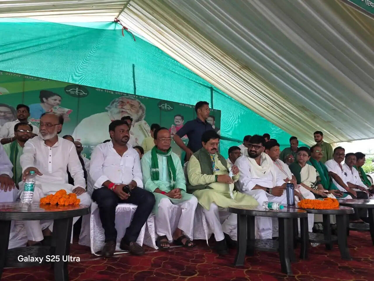 दिशोम गुरु शिबू सोरेन की प्रथम पुण्यतिथि पर आदमकद प्रतिमा का अनावरण