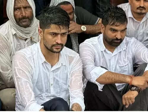 परीक्षा दे रहे विधायक-छात्रनेता पुलिस हिरासत में