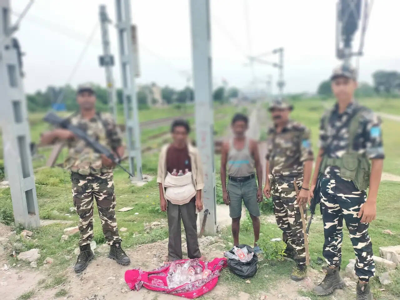 एसएसबी ने 59 बोतल नेपाली शराब के साथ दो तस्करों को किया गिरफ्तार