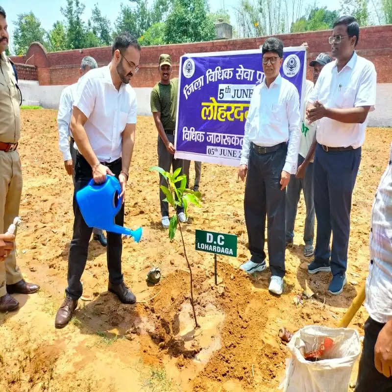 लोहरदगा में पर्यावरण दिवस पर पीडीजे, डीसी और एसपी ने किया पौधरोपण