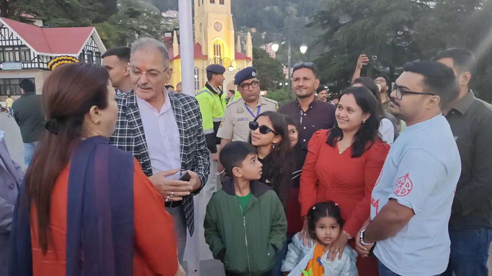 राज्यपाल ने रिज पर की चहलकदमी, कॉफी का लिया आनंद