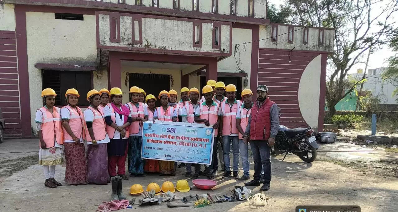 कोरबा : मनरेगा व प्रधानमंत्री आवास योजना ग्रामीण के हितग्राहियों को दिया जा रहा राजमिस्त्री का प्रशिक्षण