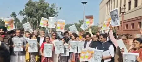 मनरेगा की जगह नई योजना के विरोध में इंडी गठबंधन के सांसदों ने किया संसद भवन परिसर में प्रदर्शन